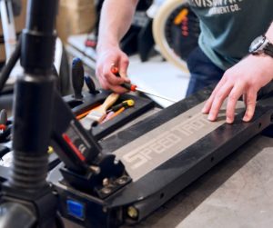 réparation sur une trottinette électrique